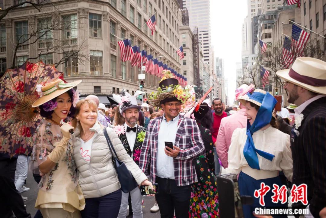 人们头戴精心制作的花帽，在纽约第五大道参加一年一度的复活节游行